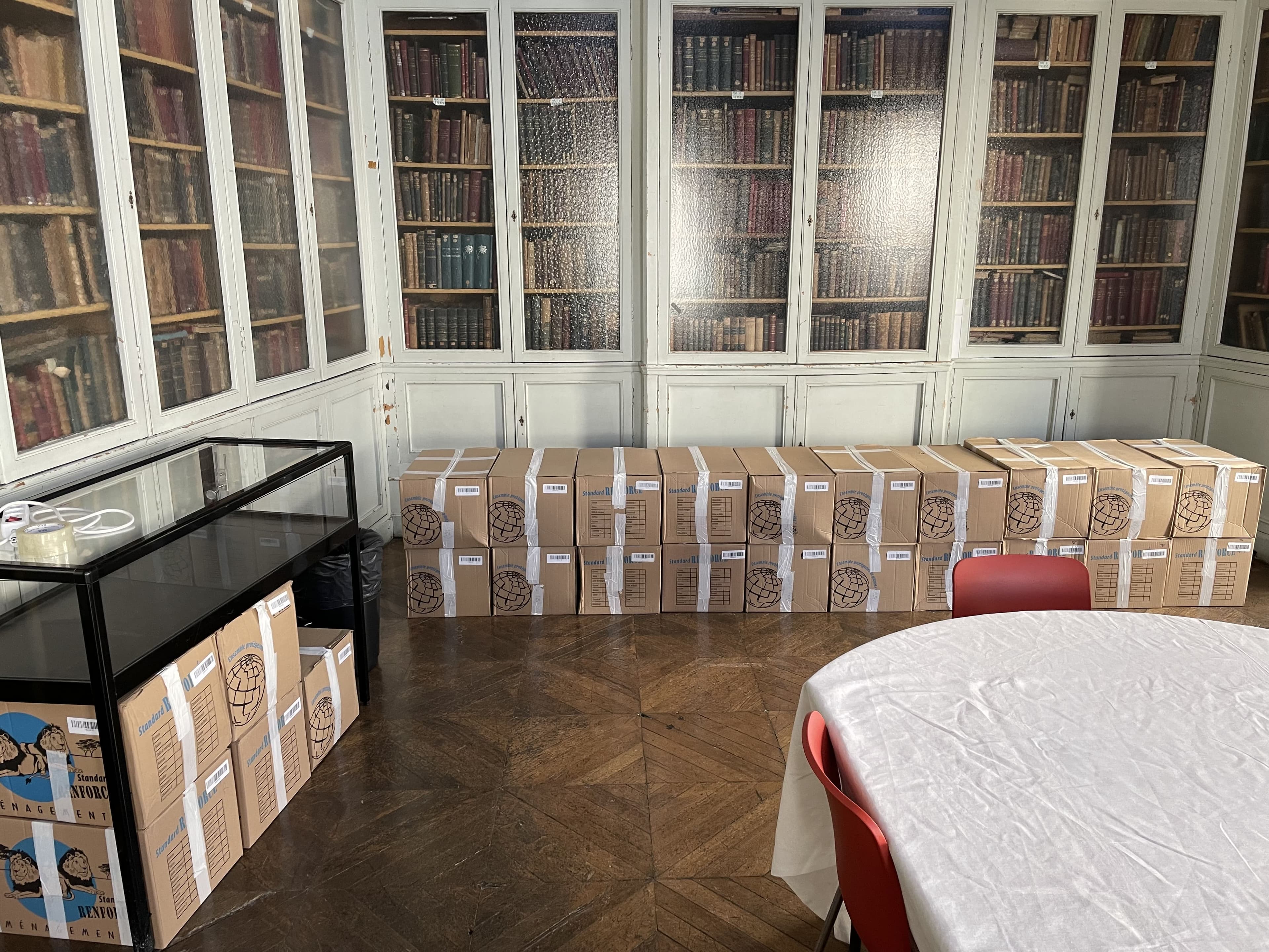 Déménagement d'une bibliothèque, cartons alignés